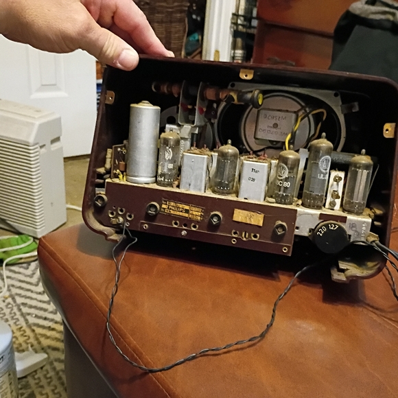 Vintage Black and Gold Radio - Picture 5 of 6